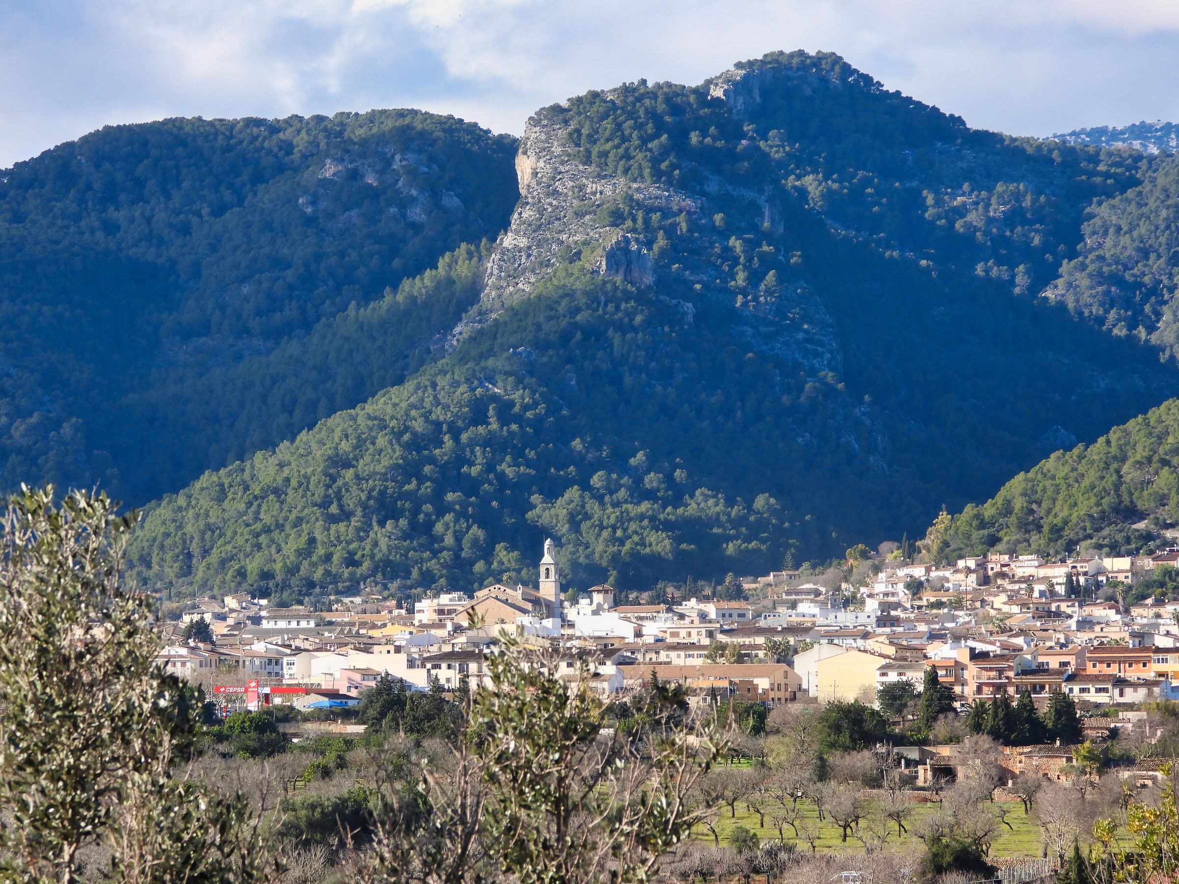 Alaró y la montaña vistos desde el valle