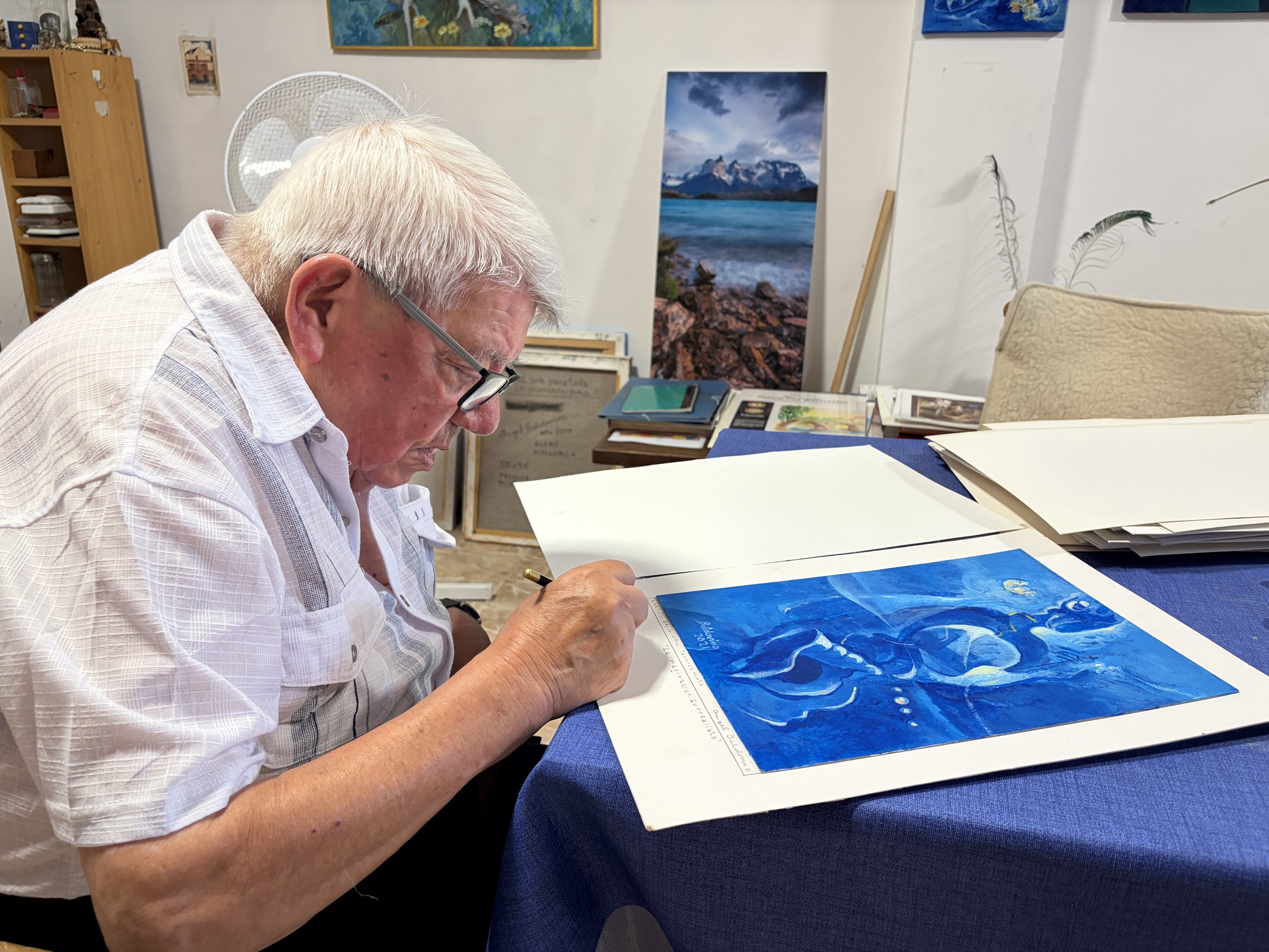 Ángel Baldovino trabaja sobre un grabado azul en su estudio
