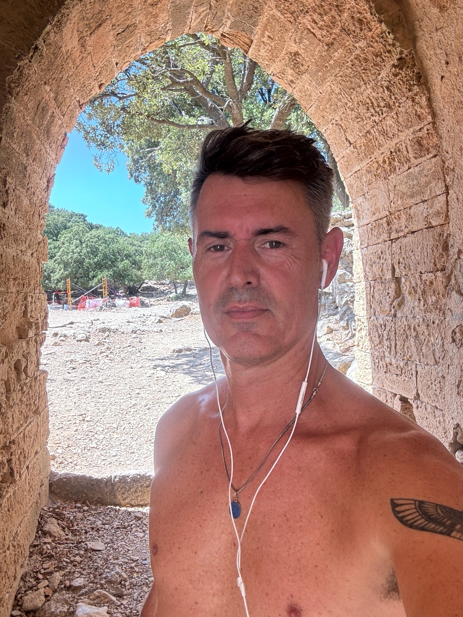 Claudio bajo un arco de piedra en la montaña