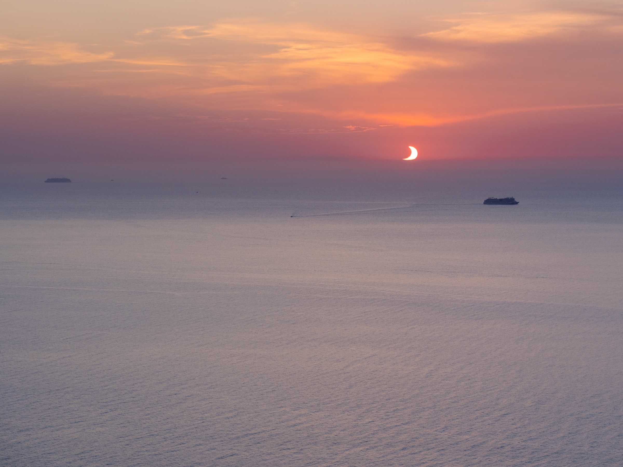 Eclipse parcial en forma de creciente sobre el mar