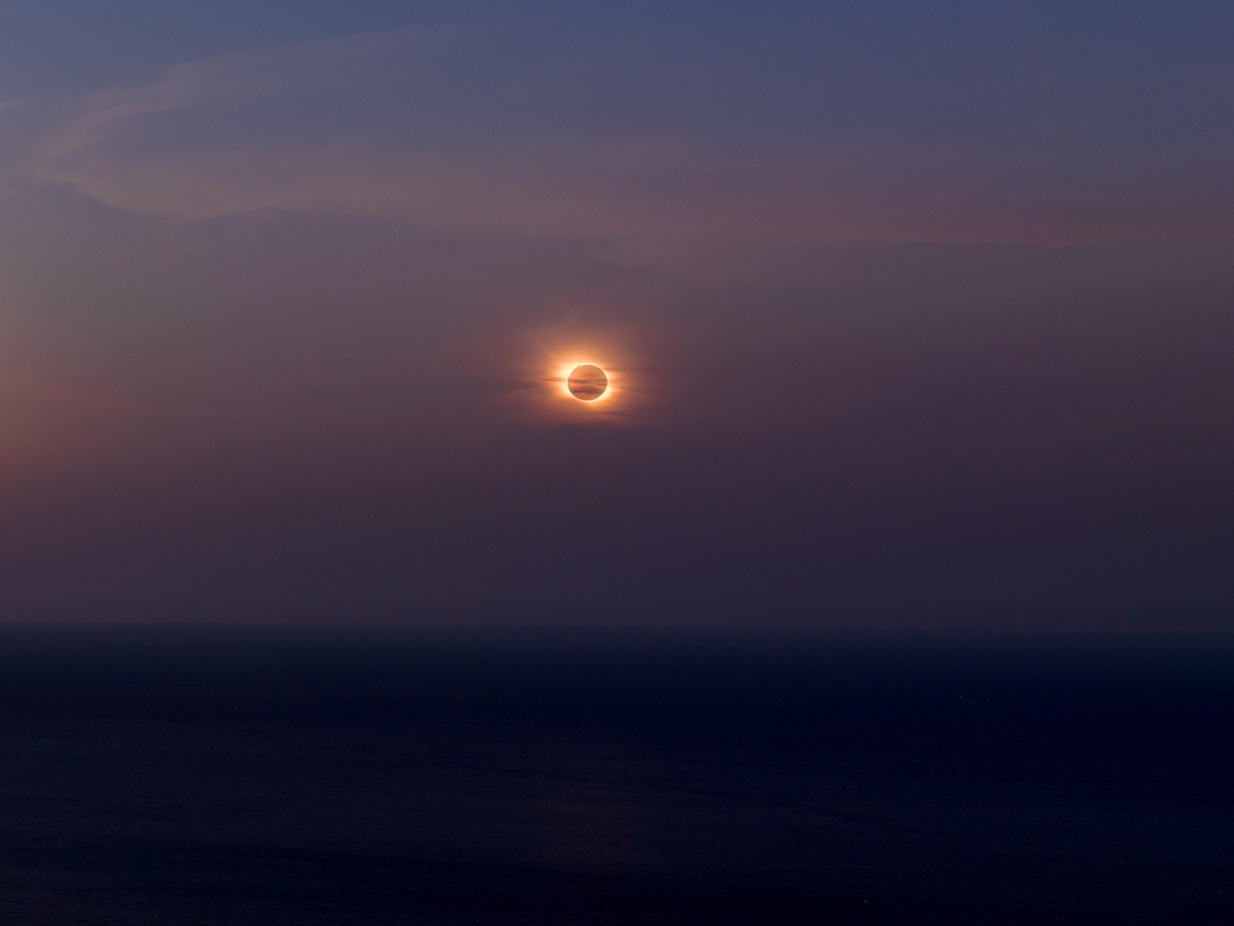 Eclipse total sobre un horizonte oscuro