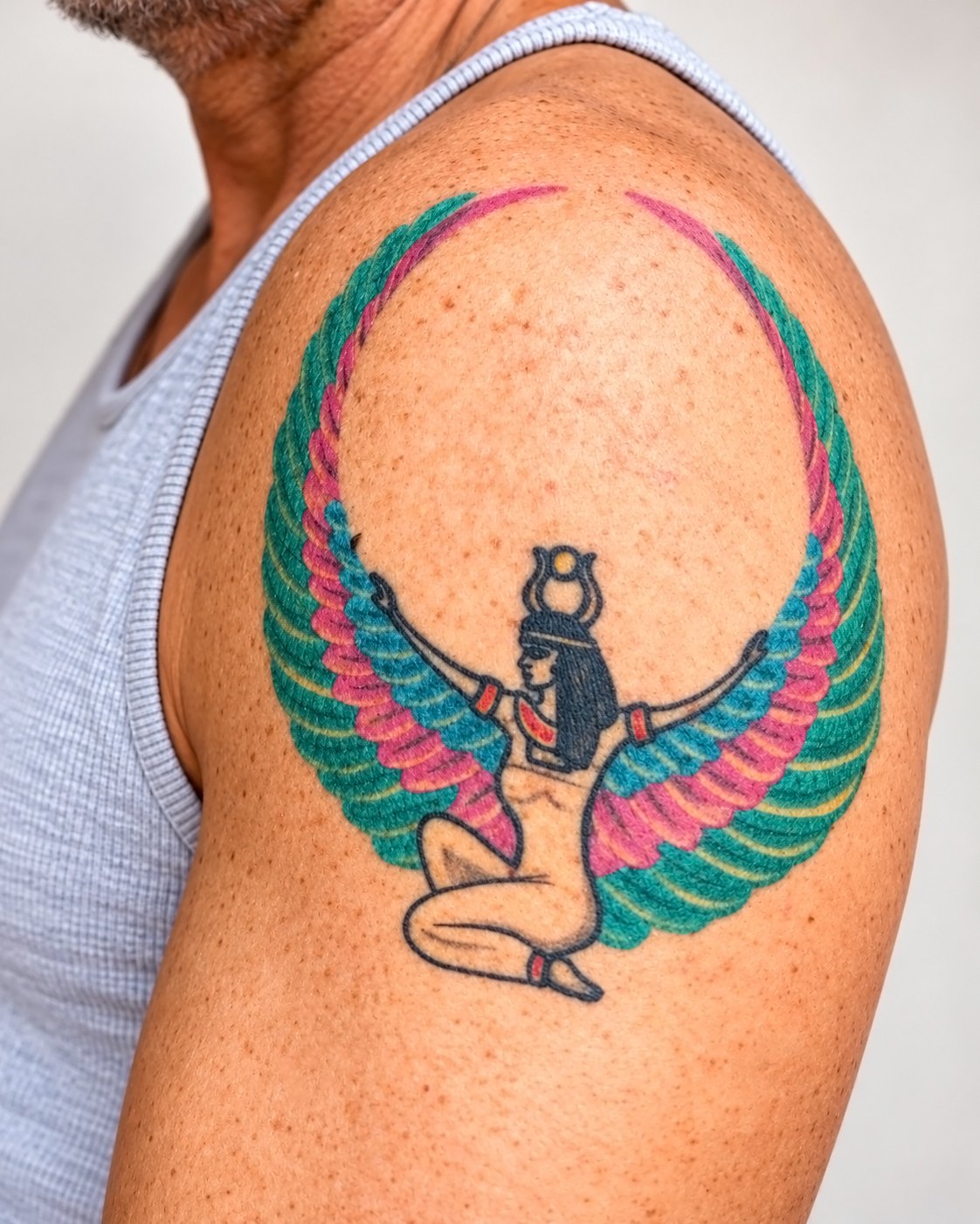 Tatuaje de la diosa Isis con alas de colores