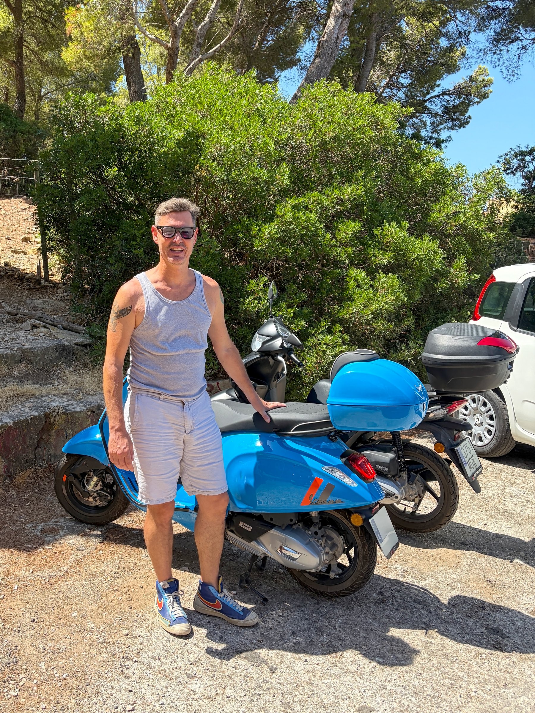 Claudio junto a una Vespa azul en el mirador Ricardo Roca