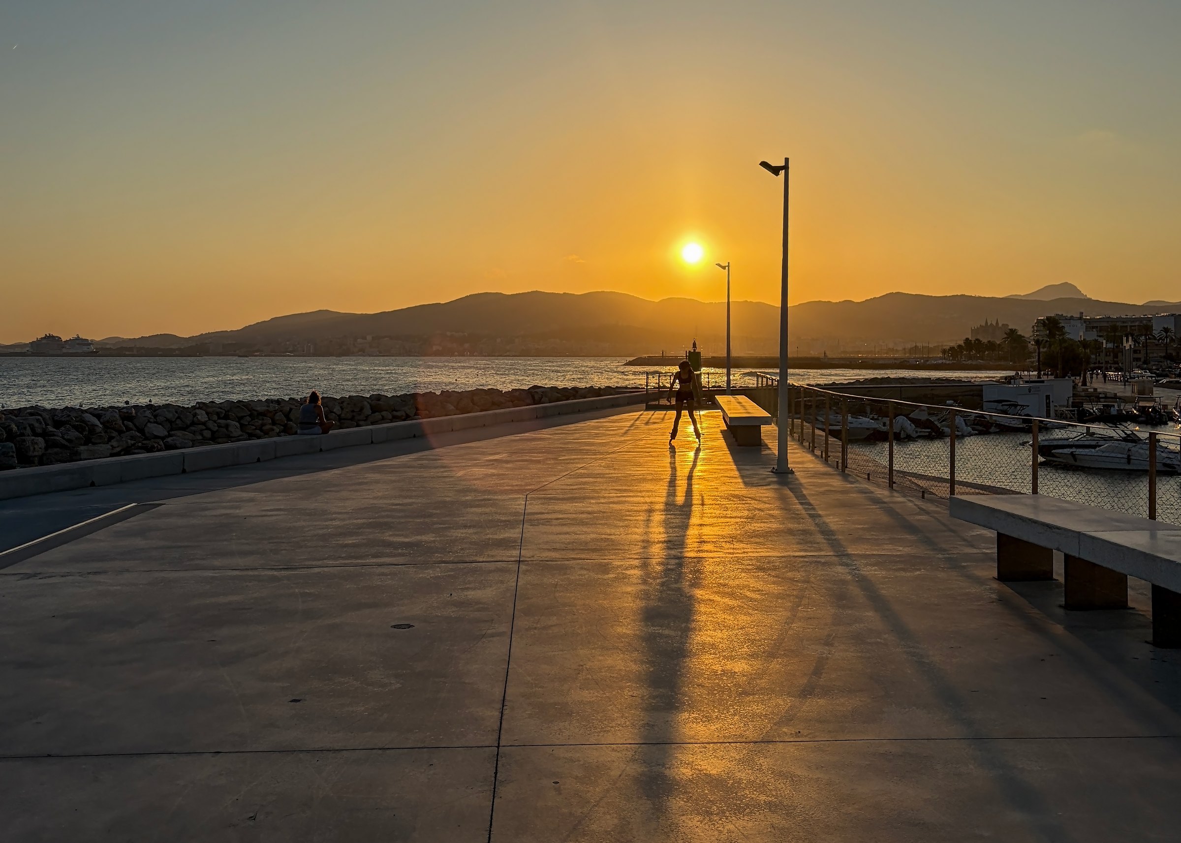 Última luz del día sobre la plataforma de El Molinar