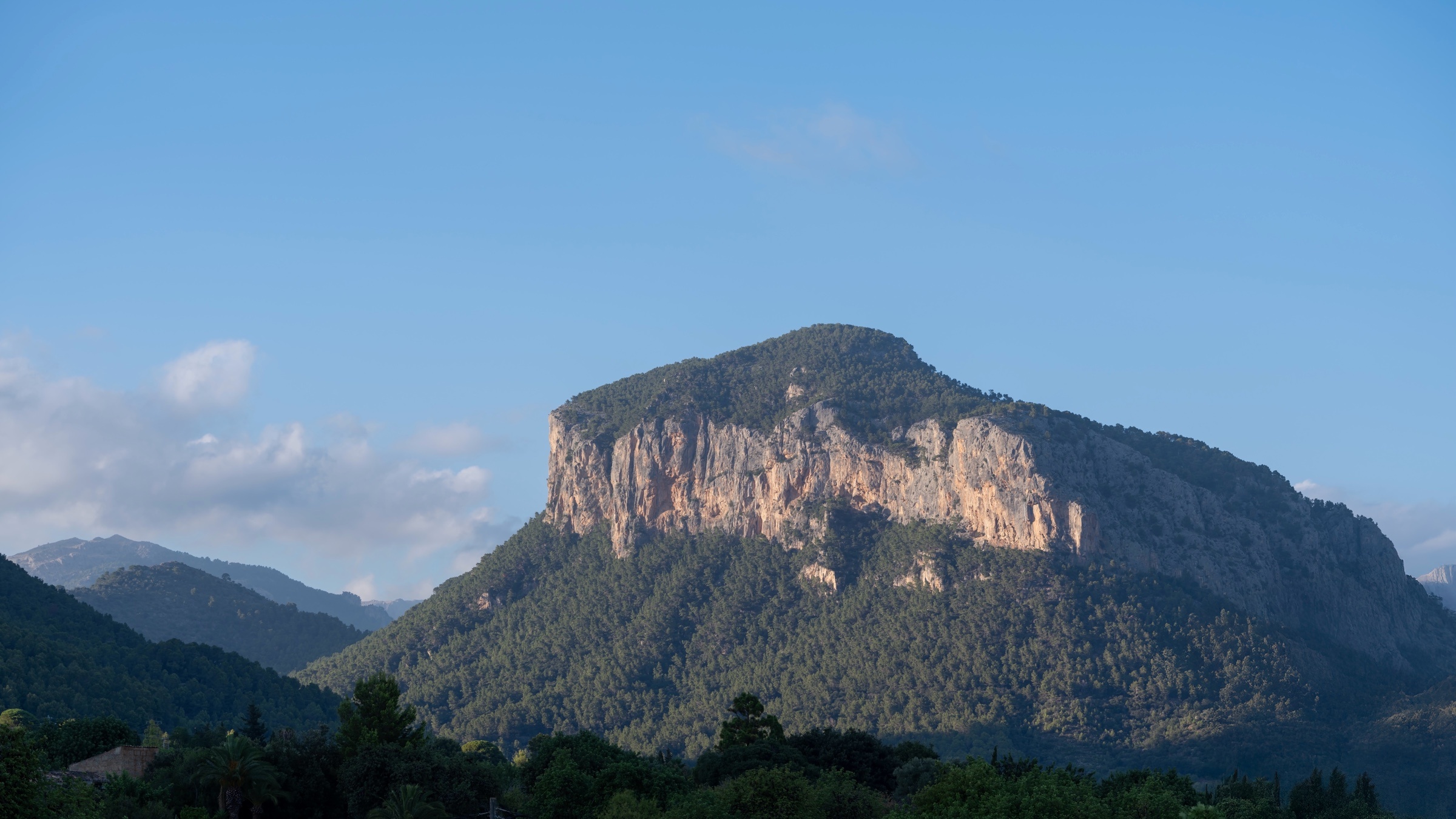 La otra montaña del paisaje de Pequeñas Cargas bajo un cielo azul
